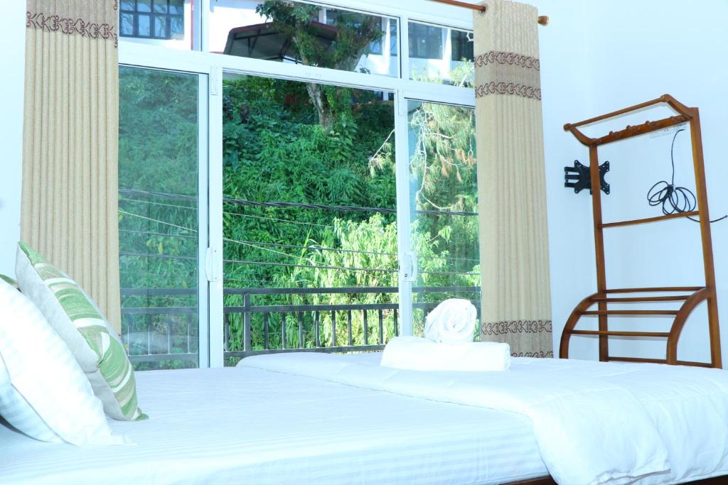 White House Bungalow Hatton - 12