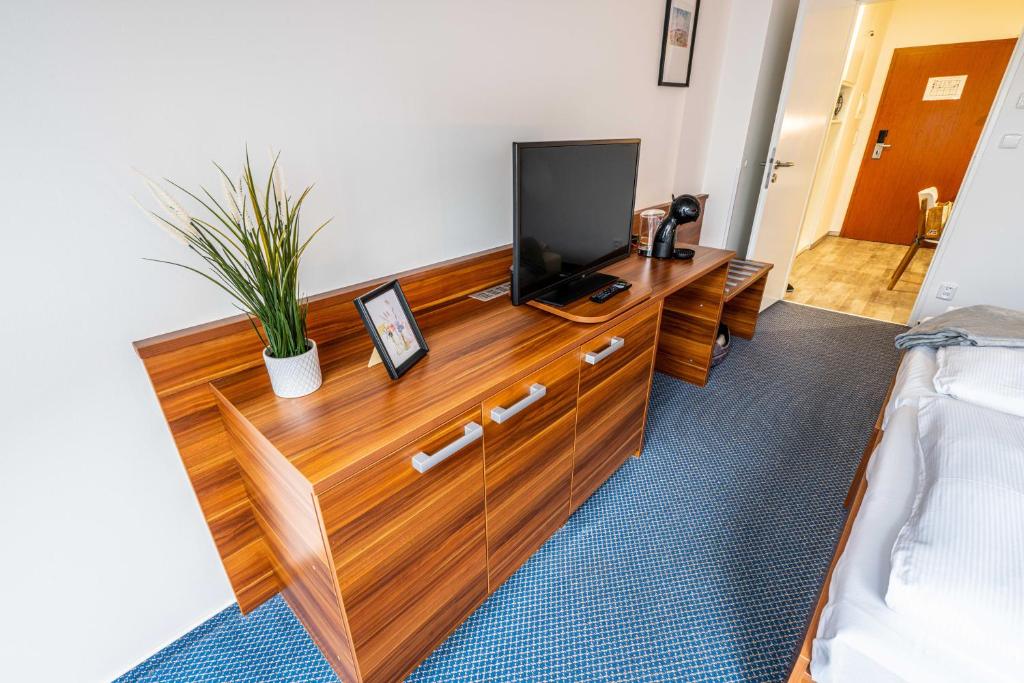 Televízia a/alebo spoločenská miestnosť v ubytovaní WELLNESS HOTEL FRYMBURK APARTMAN 502C