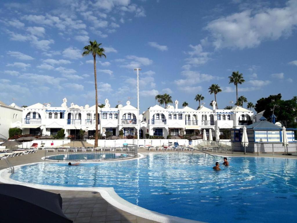 a large swimming pool in front of a building at boungalow Mena Playmar in San Bartolomé de Tirajana