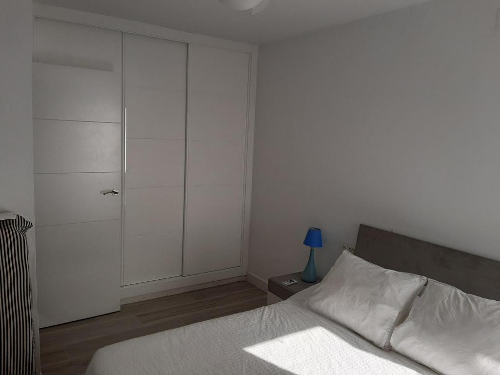 biała sypialnia z łóżkiem i szafą w obiekcie Arroyo mar & montaña cozy place w mieście Benalmádena