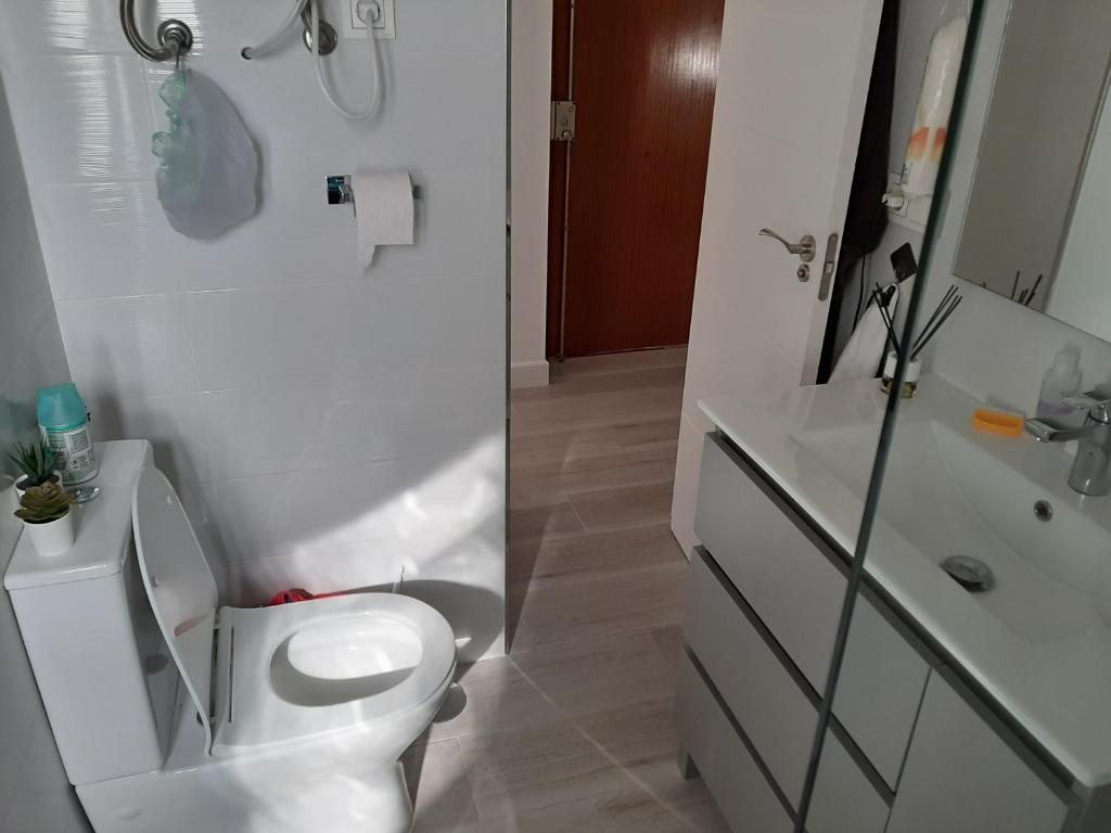biała łazienka z toaletą i umywalką w obiekcie Arroyo mar & montaña cozy place w mieście Benalmádena