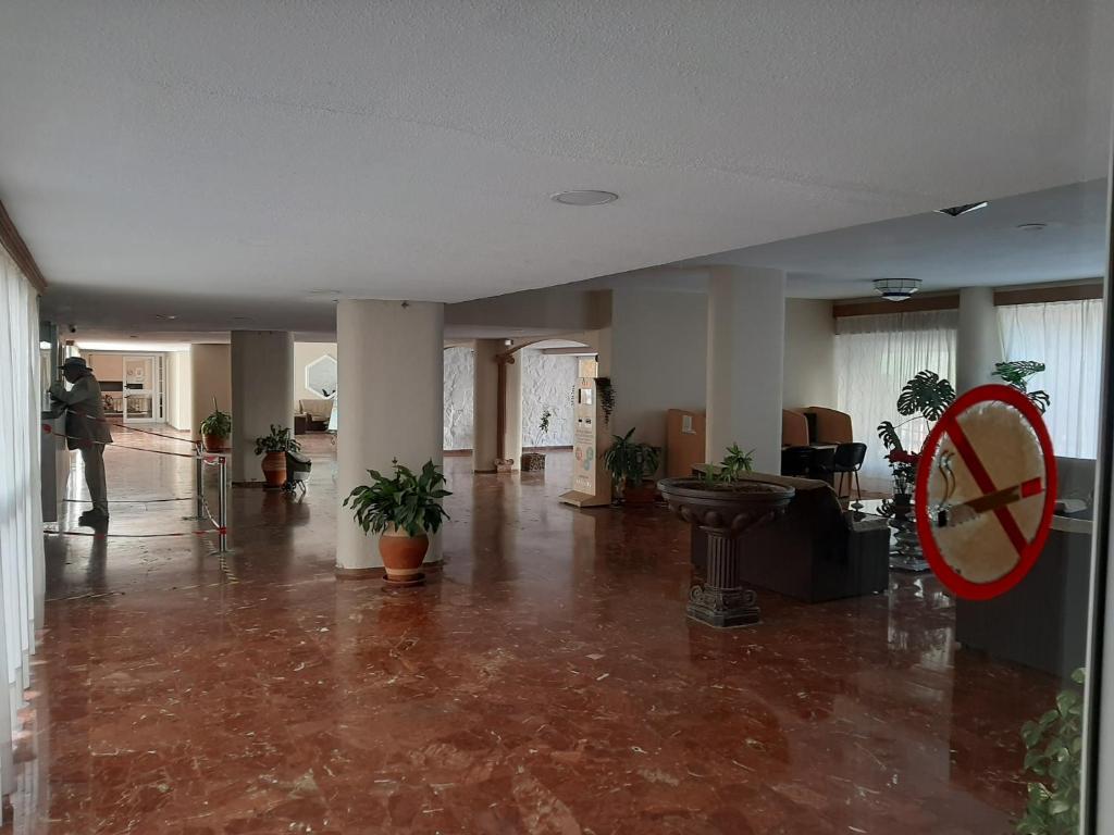 pusty hol z dużym pokojem z roślinami w obiekcie Arroyo mar & montaña cozy place w mieście Benalmádena