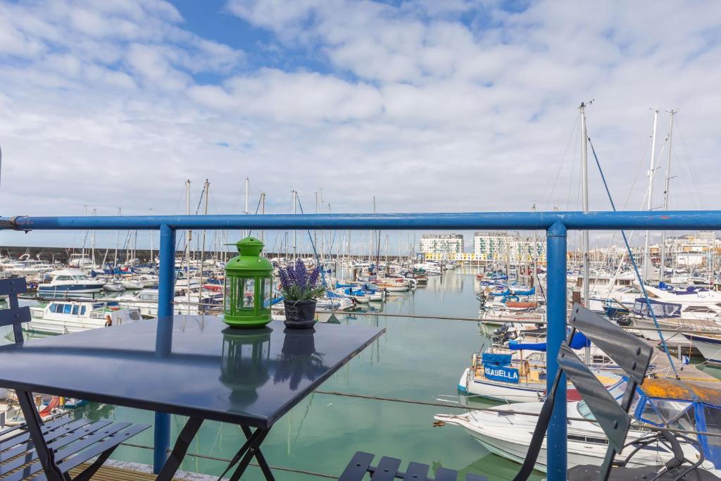 Gallery image of On the Water 3 with Free Parking - By My Getaways in Brighton & Hove