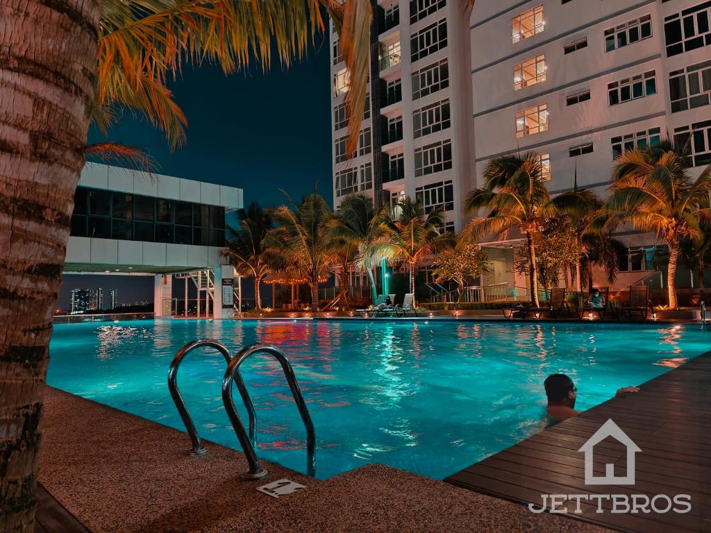 uma piscina à noite numa cidade em Havona Residence By JettBros Johor Bahru em Johor Bahru