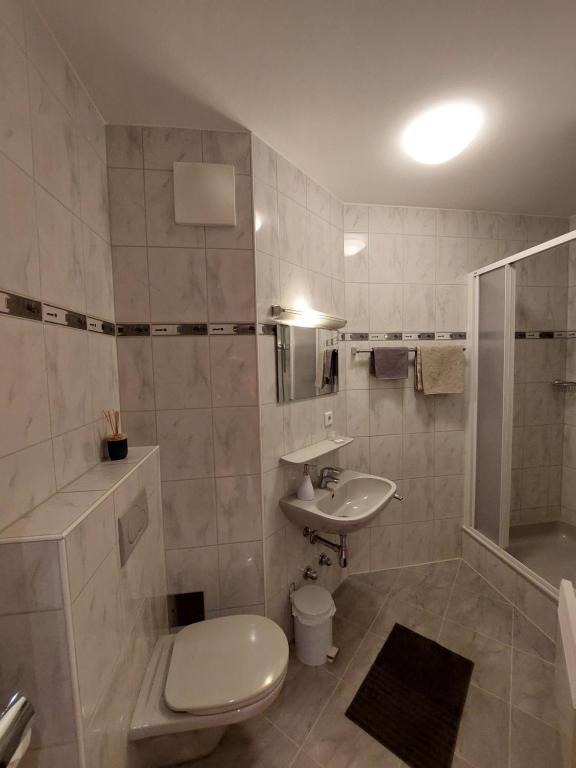 Koupelna v ubytování 3 Raben - Leoben - Zimmer für Geschäftsreisende, Urlauber, Monteure und Handwerker, Polski Pensjonat Austria