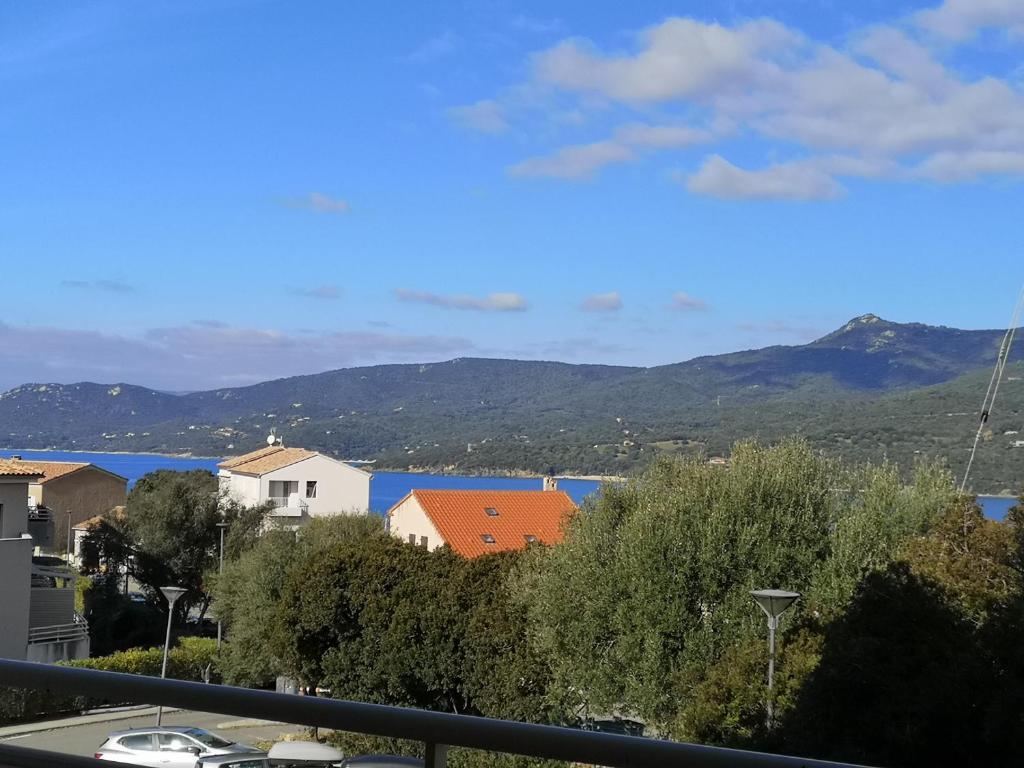 - un balcon offrant une vue sur une ville avec des montagnes dans l'établissement T3 vue mer à Propriano, à Propriano