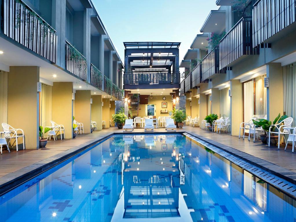 Bazén v ubytování Devata Suites and Residence nebo v jeho okolí