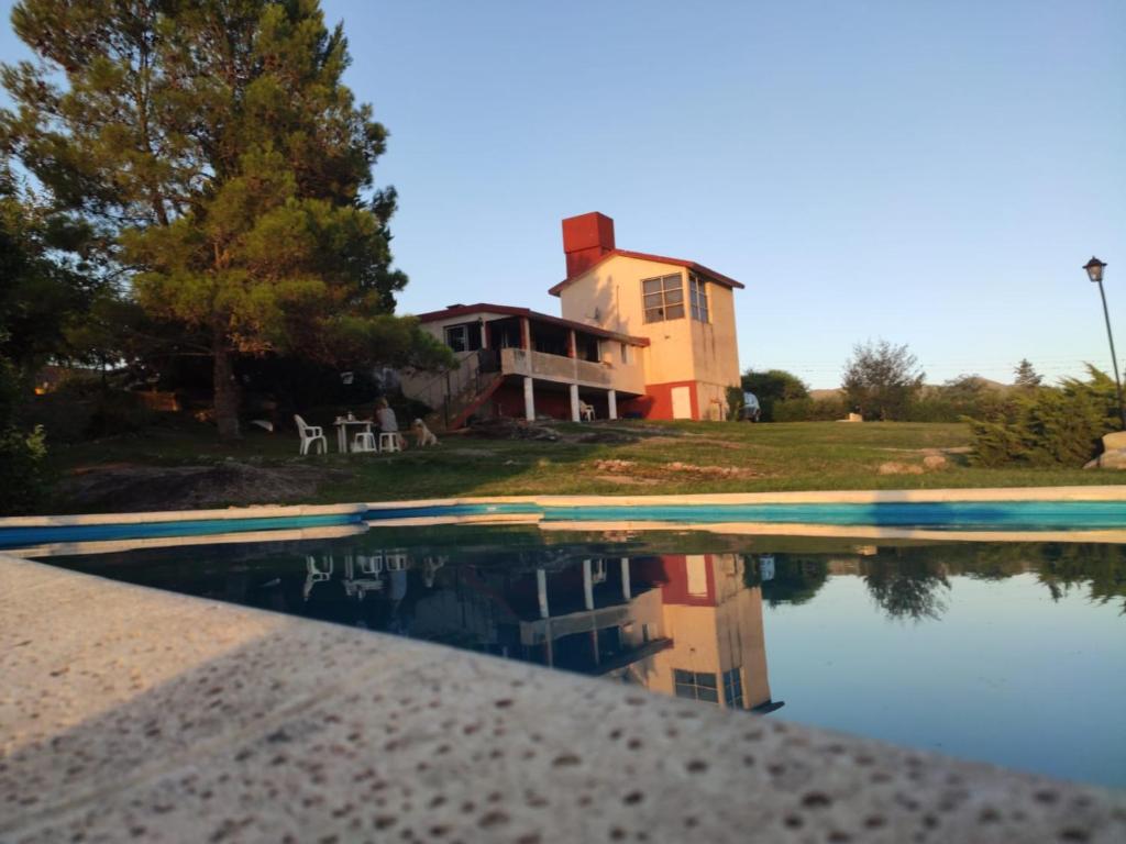 une maison avec une réflexion dans une piscine d'eau dans l'établissement MIRADOR DEL LAGO - La Vista, à Villa Parque Siquiman