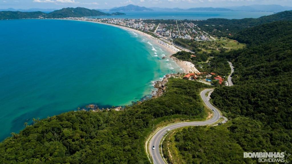 een luchtzicht op een strand en een weg bij Lindo apartamento na praia de Mariscal Pé na areia in Bombinhas