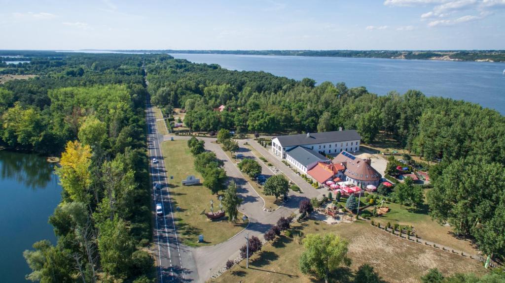 eine Luftansicht eines Resorts am Ufer eines Sees in der Unterkunft Gościniec pod Żaglami in Skoki Duże