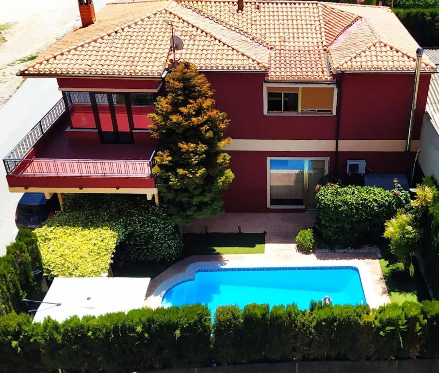 una vista aérea de una casa con piscina en Casa Axier-Chalet con Piscina privada y chimenea, en Biar