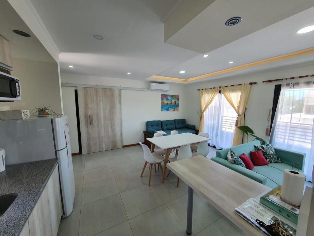 a kitchen and living room with a couch and a table at Rialto Departamentos Amplios luminosos Cochera y asador in Villa Mercedes