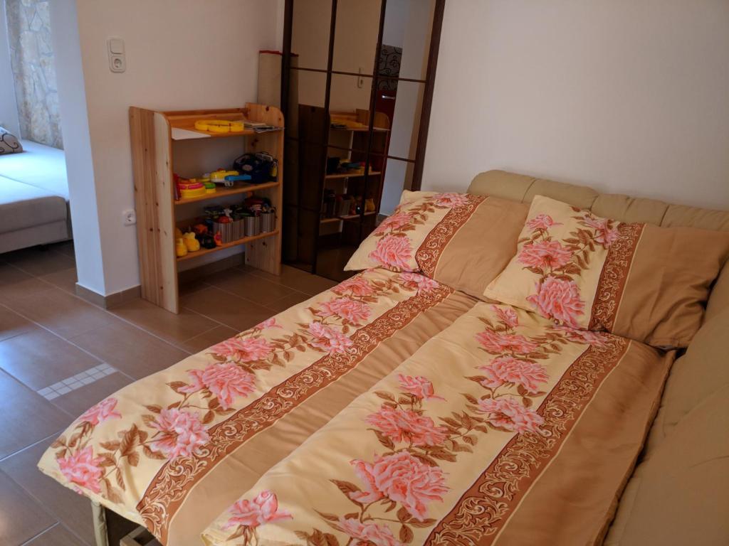 Posteľ alebo postele v izbe v ubytovaní Cseresznyés apartman