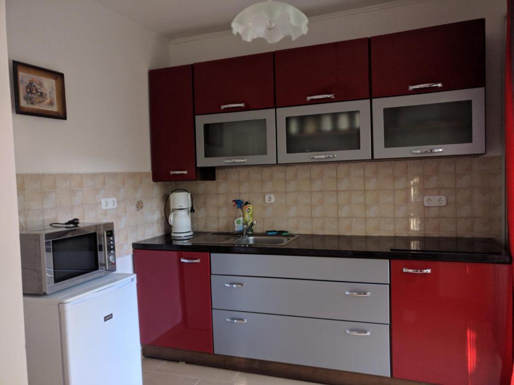 Kuchyňa alebo kuchynka v ubytovaní Cseresznyés apartman