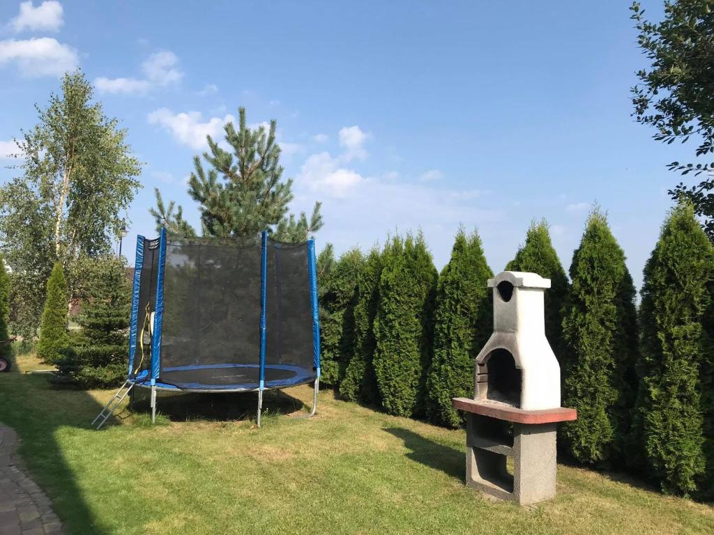 Zahrada ubytování Domki Kapitańskie z prywatnym polem do gry w Mini Golf