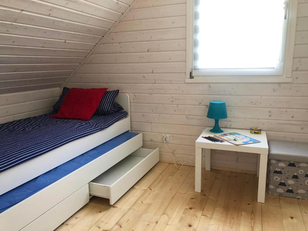 Postel nebo postele na pokoji v ubytování Domki Kapitańskie z prywatnym polem do gry w Mini Golf