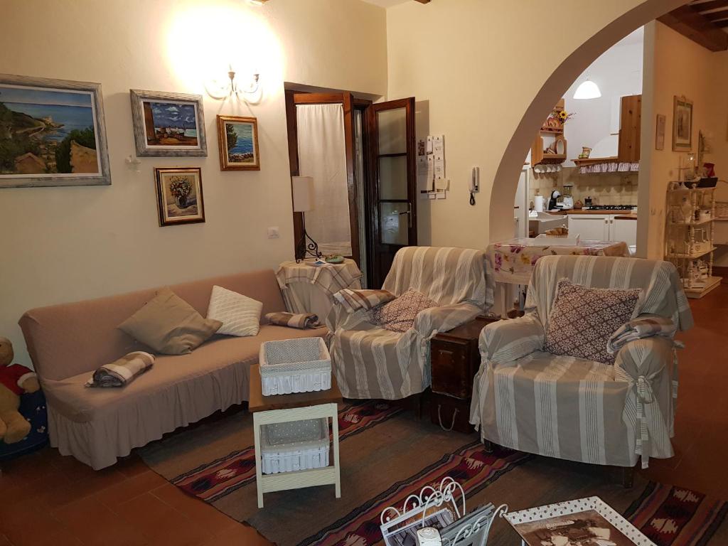 uma sala de estar com sofás e cadeiras num quarto em Casale Cisanello em Pisa