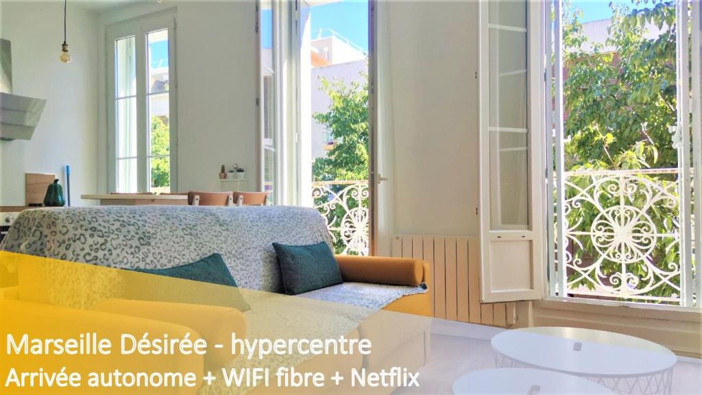 une chambre avec un lit et une grande fenêtre dans l'établissement Marseille Désirée - Centre - La Joliette - gare TGV, à Marseille