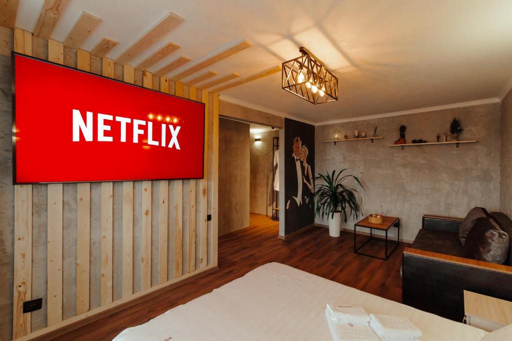 a netflix sign on a wall in a room at Квартира студия в центре Великий Гэтсби in Petropavlovsk