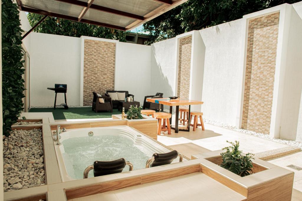 eine Whirlpool-Badewanne in der Mitte einer Terrasse in der Unterkunft Casa LOURDES in Valledupar
