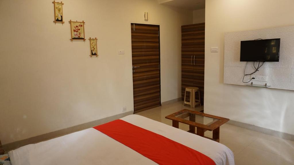 Televízia a/alebo spoločenská miestnosť v ubytovaní Happy Stay, Panchgani