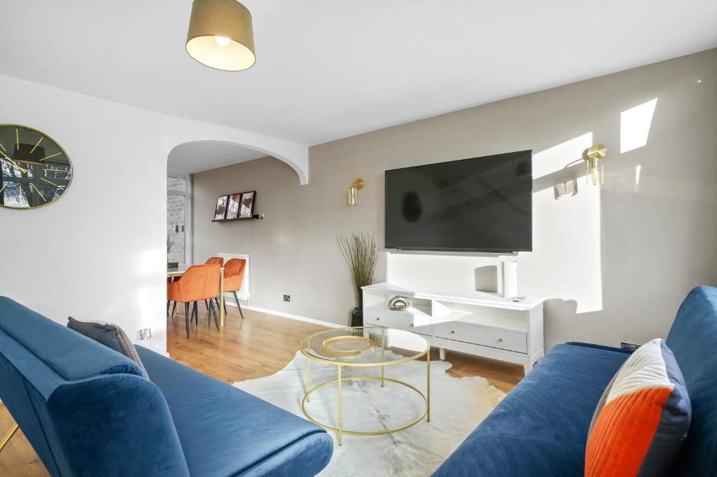 sala de estar con sofá azul y TV en Cosy 3 Bedroom with Free Parking, Garden and Smart TV with Netflix by Yoko Property en Coventry