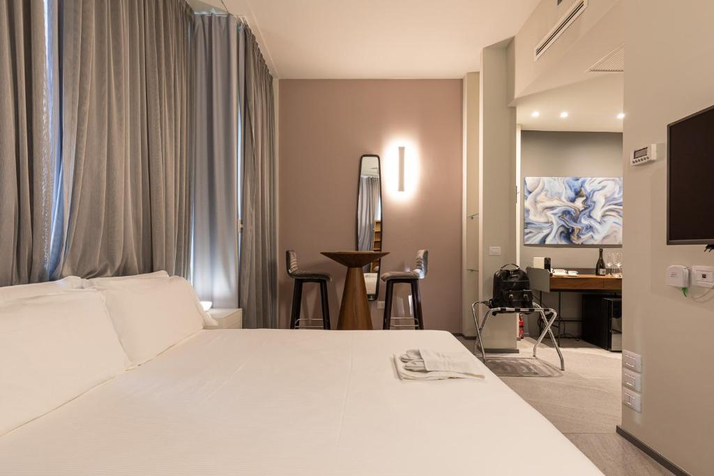 A bed or beds in a room at BePlace Apartments in Duomo