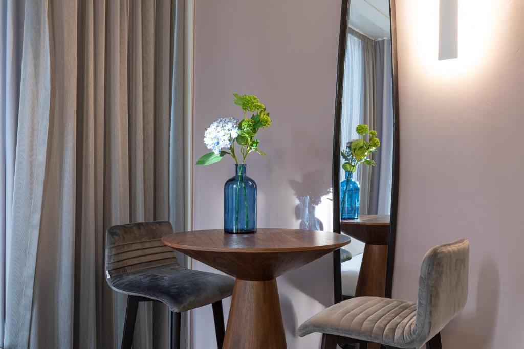 A seating area at BePlace Apartments in Duomo