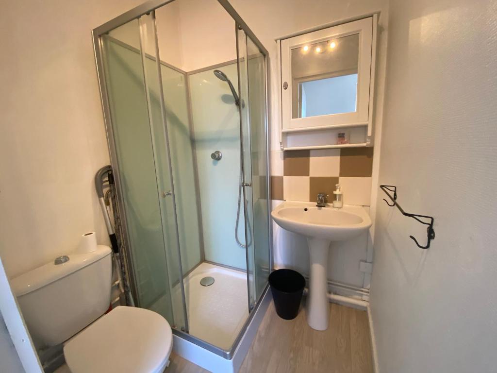 Ένα μπάνιο στο Petit studio confortable pour deux personnes - 037