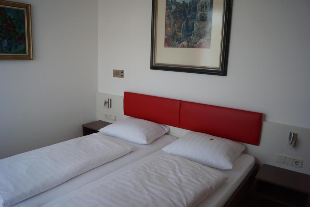 Postel nebo postele na pokoji v ubytování Hotel Bischof