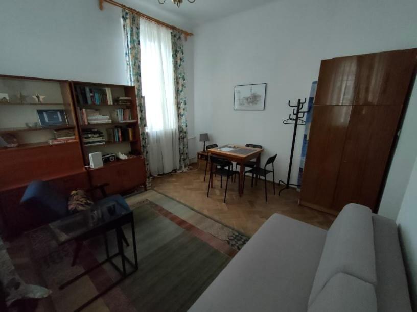 Oleskelutila majoituspaikassa Przytulny apartament przy Barbakanie