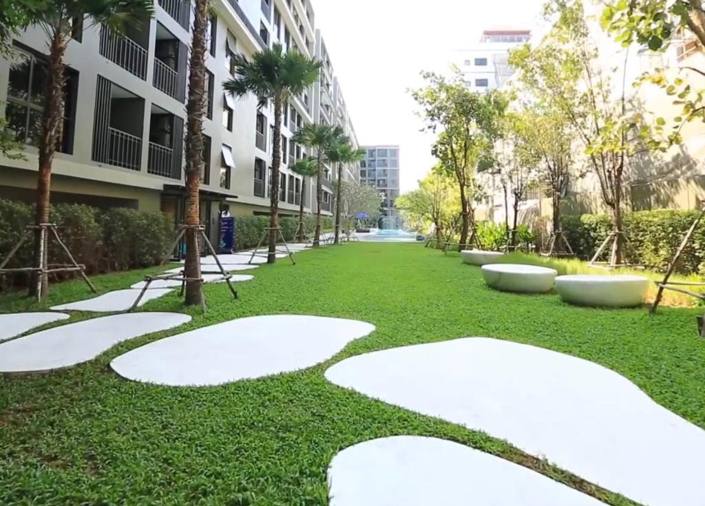 um parque no meio de um edifício em Marvest Hua Hin flat B 208 3.fl. Betw.Soi 78-80 em Hua Hin