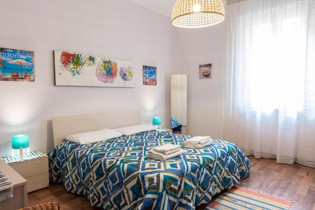 um quarto com uma cama com velas azuis em FRAiMARI Home em Trapani