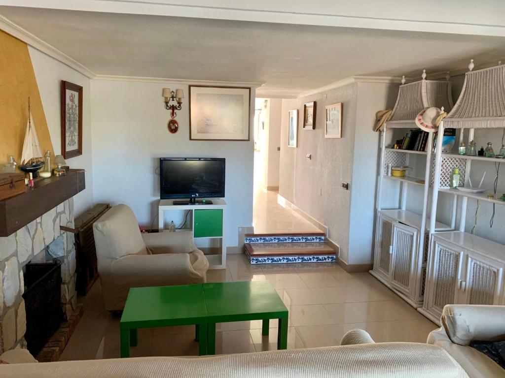 TV a/nebo společenská místnost v ubytování Chalet 5 dormitorios con piscina y jardín
