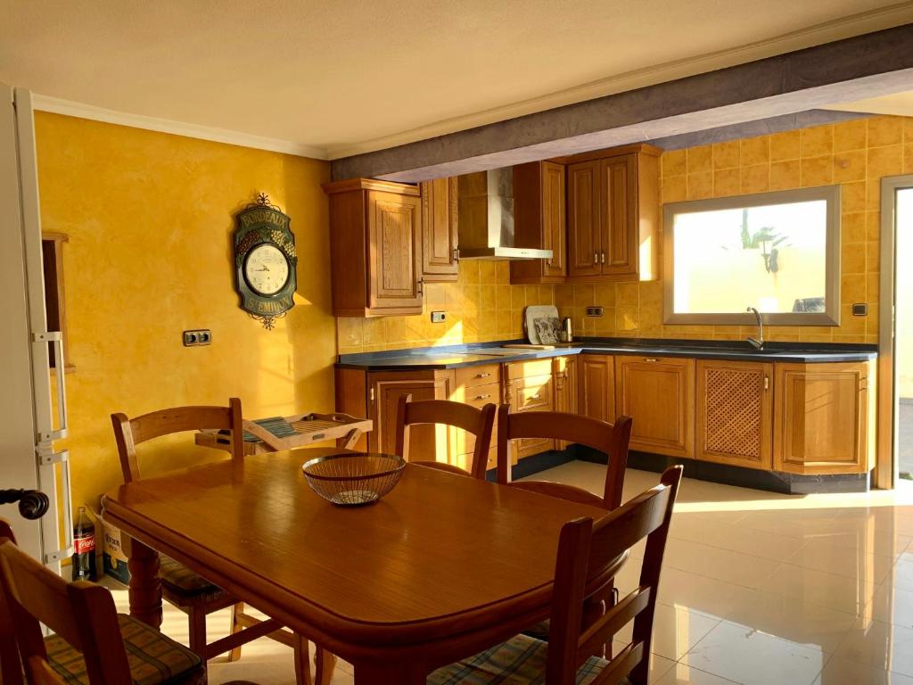 Kuchyň nebo kuchyňský kout v ubytování Chalet 5 dormitorios con piscina y jardín