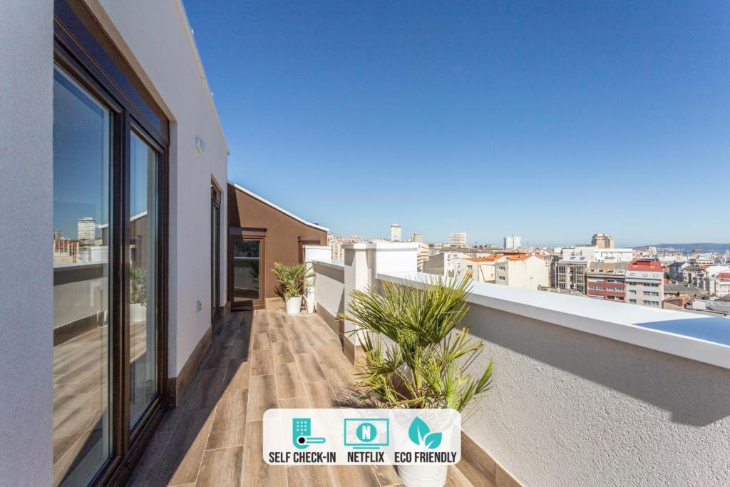 balkon budynku z widokiem na miasto w obiekcie Indigo Rooftop w mieście A Coruña