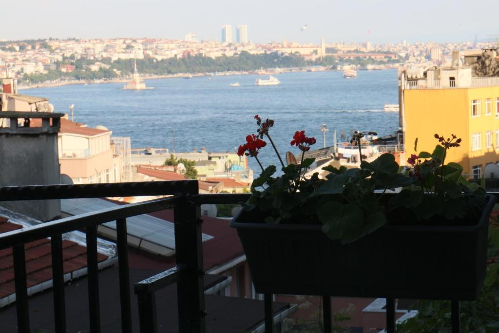 Cute Flat Cihangir في إسطنبول: وجود بوتاجاز للجلوس على شرفة تطل على الماء