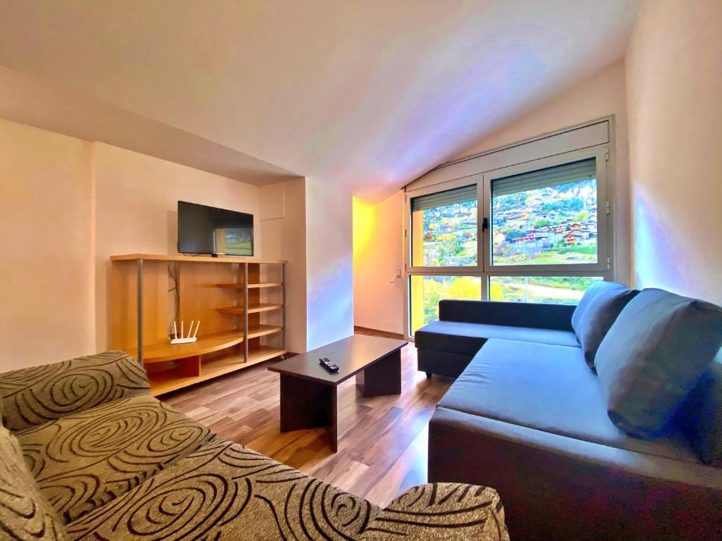 un soggiorno con un divano e una TV di KHI Encamp, para 6 pax a Encamp