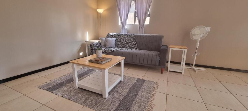 uma sala de estar com um sofá e uma mesa de centro em Spacious Cottage em Mount Road