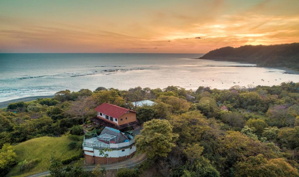 - une vue aérienne sur une maison à côté de l'océan dans l'établissement Hotel Kambutaleko, à Cambutal