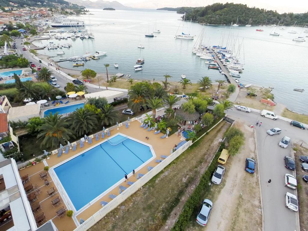 eine Luftansicht auf einen Hafen mit großem Pool in der Unterkunft Athos Hotel in Nydri
