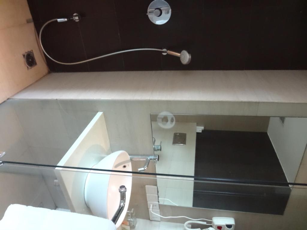 Koupelna v ubytování Ramee Grand Hotel and Spa, Pune