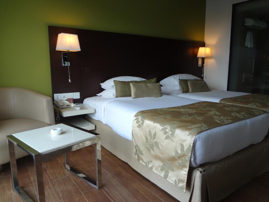 Postel nebo postele na pokoji v ubytování Ramee Grand Hotel and Spa, Pune