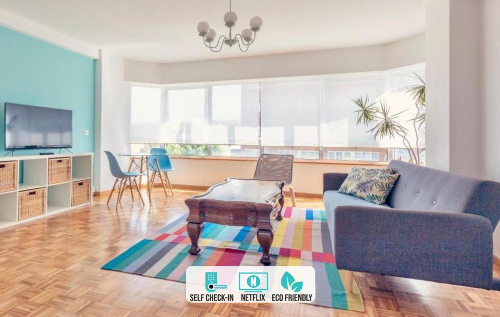 ア・コルーニャにあるTurquoise Apartmentのリビングルーム(ソファ、テーブル付)