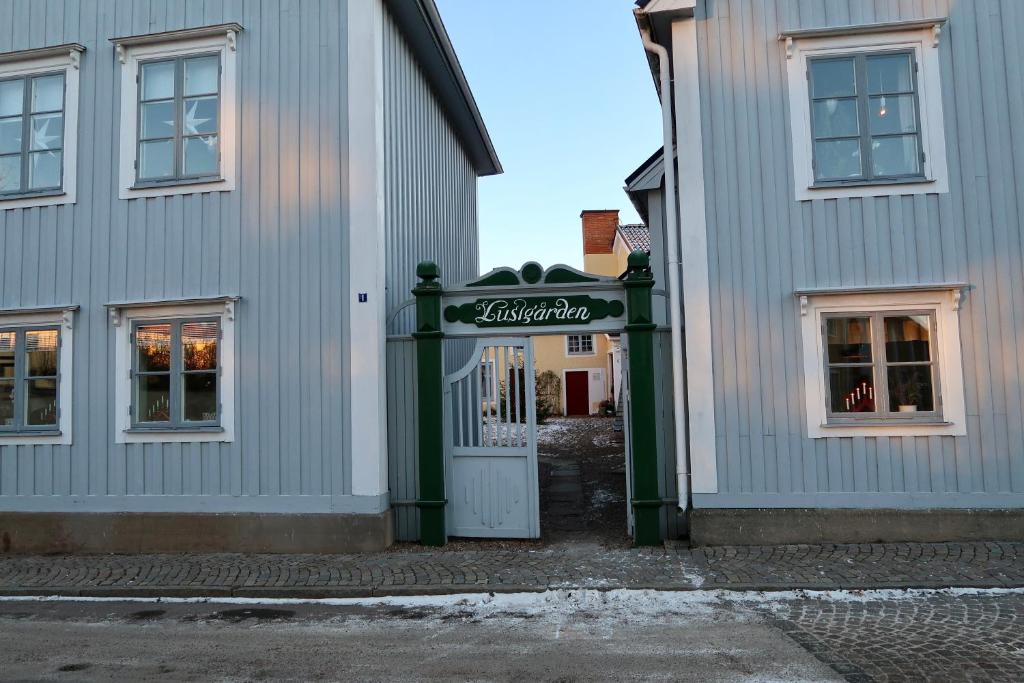 ein weißes Gebäude mit einer Tür davor in der Unterkunft Vadstena innerstad in Vadstena