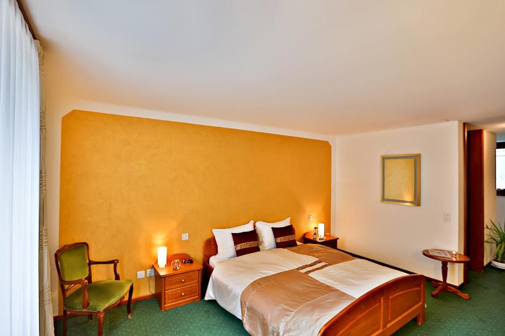Postel nebo postele na pokoji v ubytování Hotel Ristorante Walser