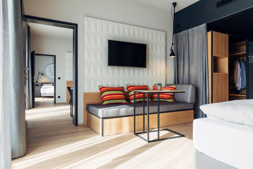 Televiisor ja/või meelelahutuskeskus majutusasutuses harry's home Steyr hotel & apartments