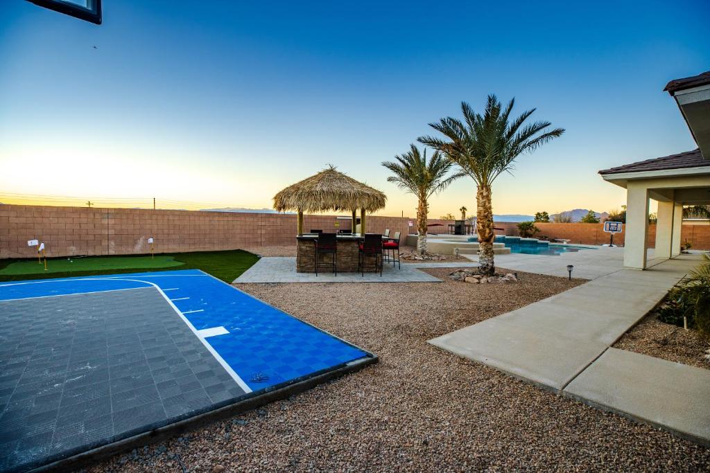 Bassein majutusasutuses 3400 SqFt House W/40Ft Heated Pool/Spa- Strip View või selle lähedal
