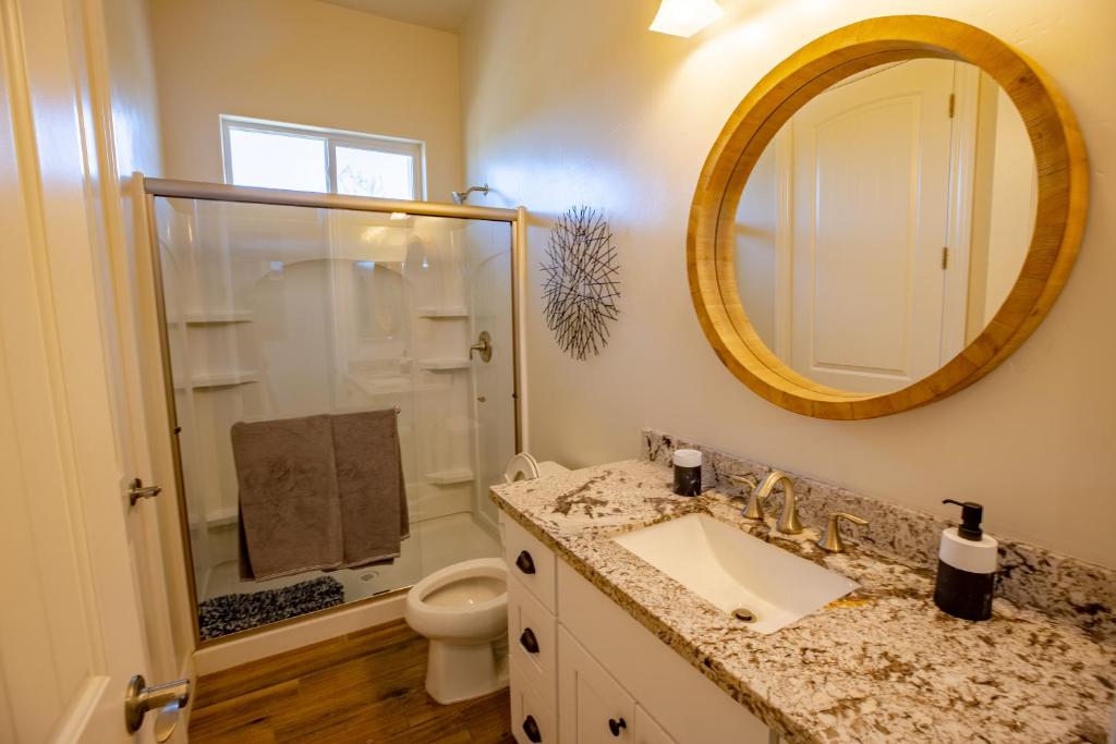 Vannituba majutusasutuses 3400 SqFt House W/40Ft Heated Pool/Spa- Strip View