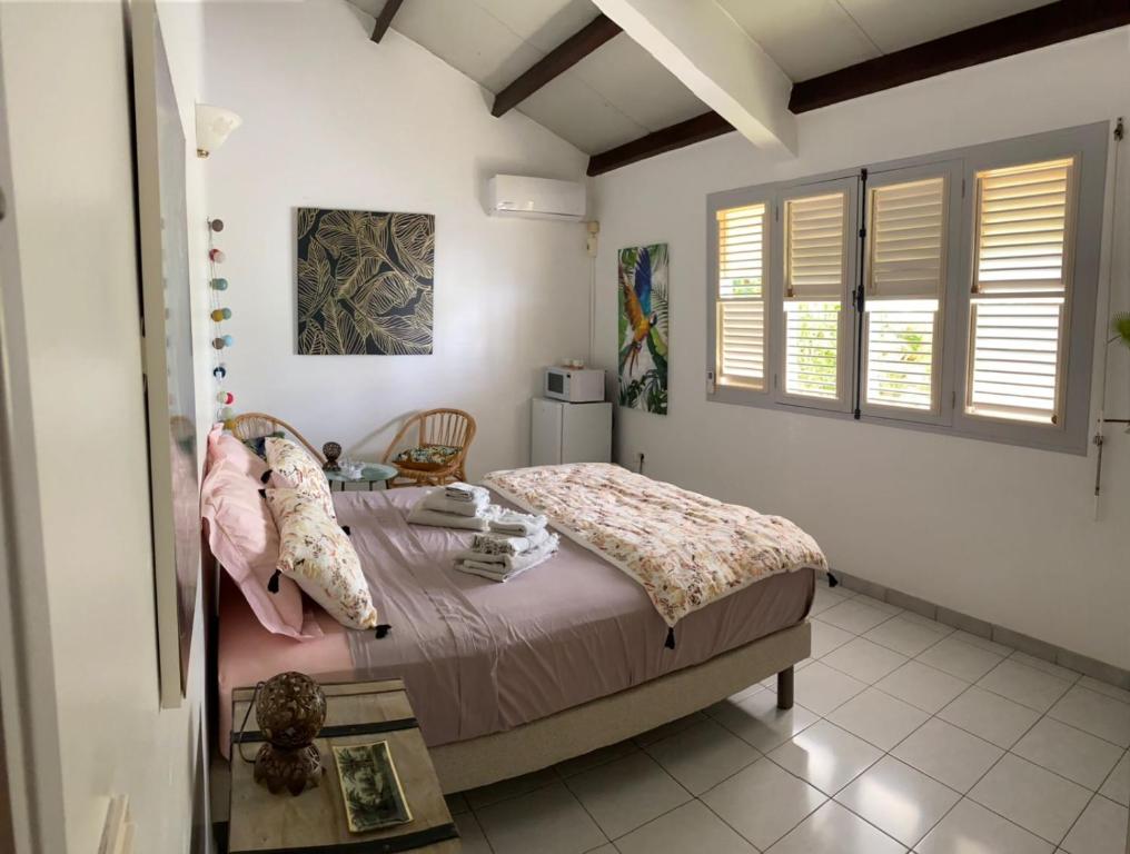 Postel nebo postele na pokoji v ubytování Chambre d'hôte et Loft dans maison de charme piscine à débordement La Villa Gialla